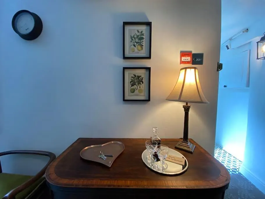Clifton Georgian Townhouse, Downstairs Ensuite Room & Light Plant Based Breakfast Bristol